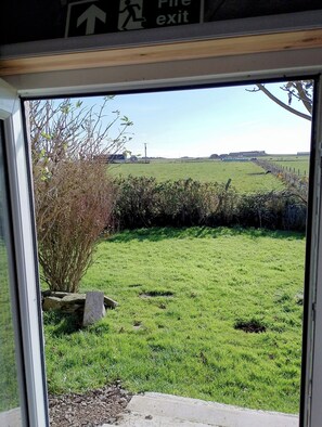 Interior - Comfortable three bedroom bungalow located in Orkney Islands complete with emus. (Orkney)
