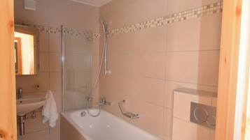 Haartrockner, Handtücher, Seife, Toilettenpapier