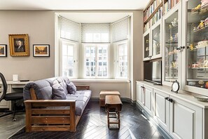 Apartment | Living room - Book Lovers West End Home (London)