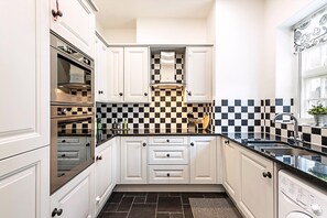 Apartment | Private kitchen | Dining tables - Book Lovers West End Home (London)