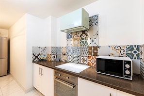 Apartment | Private kitchen | Toaster, dining tables - Modern and Minimalist Flat in Vauxhall (London)