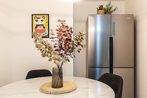 Apartment | Private kitchen | Toaster, dining tables - Modern and Minimalist Flat in Vauxhall (London)
