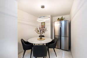 Appartement | Privékeuken | Een broodrooster, een eettafel