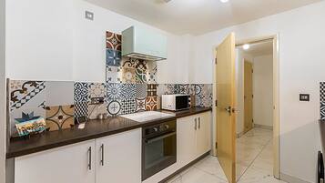 Apartamento | Cozinha privada | Torradeira, mesas de jantar
