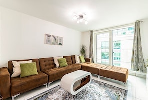 Apartment | Living room | Flat-screen TV - Modern and Minimalist Flat in Vauxhall (London)