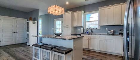 Refrigerador, microondas, placa de cocina, lavavajillas