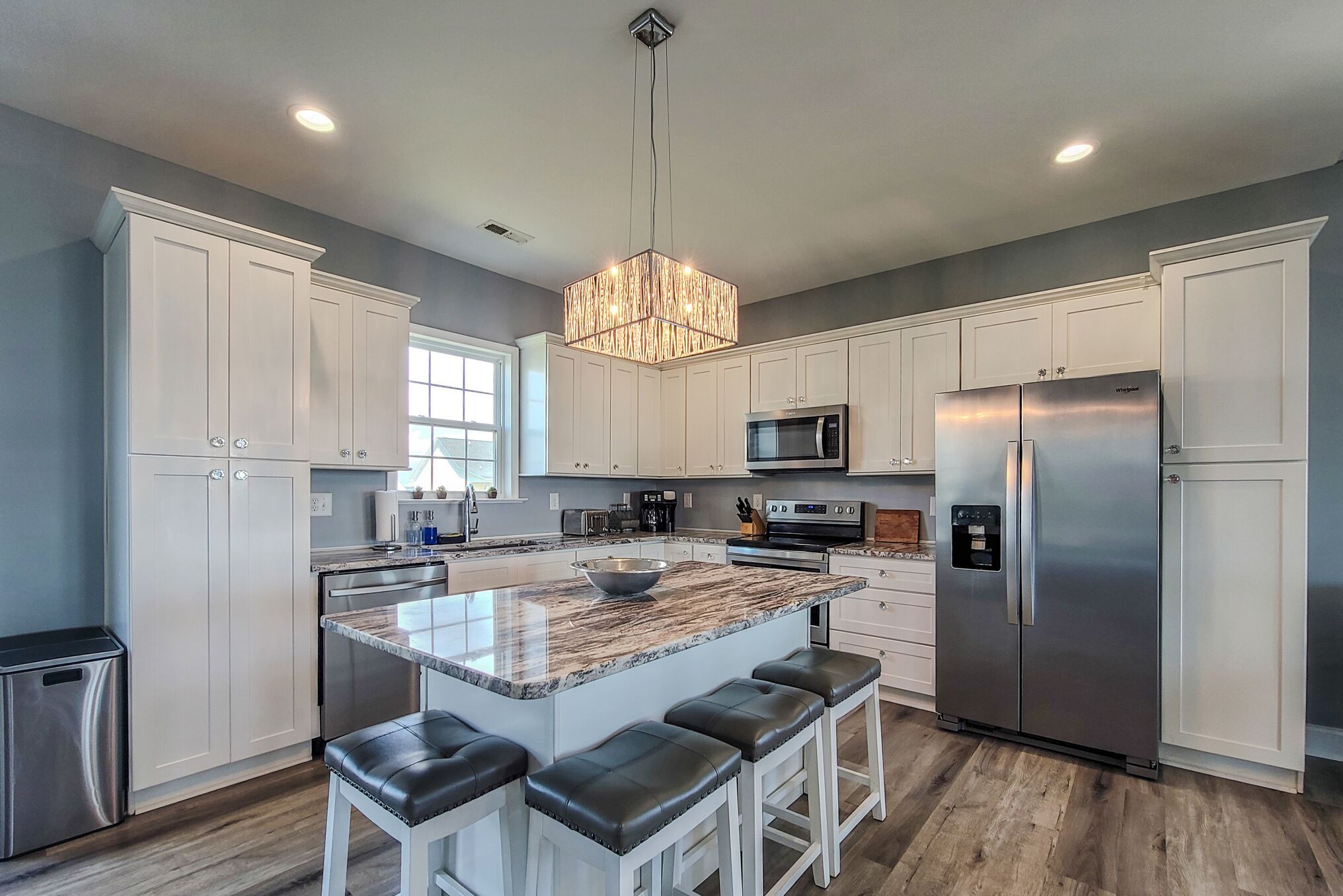 Kjøleskap, mikrobølgeovn, kokeplater og oppvaskmaskin