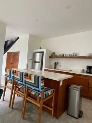 Microwave, oven, stovetop - Stunning 3 BR 2.5 Bath House With Private Pool in Buena Vista, Samara (Sámara)