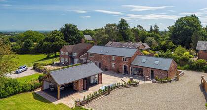 Superking beds, hot tub, entertainment suite, off road location, stunning views
