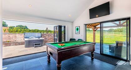 Superking beds, hot tub, entertainment suite, off road location, stunning views