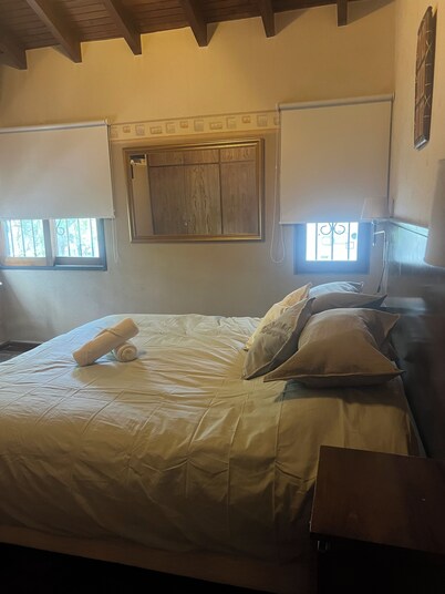 Spacious 5-bedroom house with WiFi, AC in phenomenal Mendoza