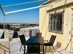 Apartamento | Restaurante al aire libre