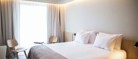 Chambre classique double, balcon, vue sur la ville | Literie de qualité, minibar, coffre-fort pour ordinateur portable