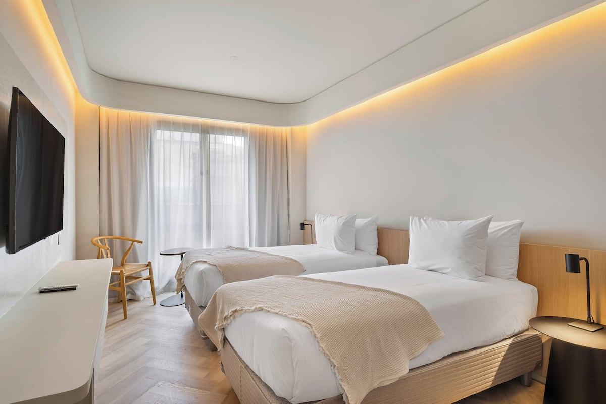 Phòng 2 giường đơn phong cách cổ điển, ban công, quang cảnh thành phố | Bộ đồ giường cao cấp, minibar, két bảo mật tại phòng, bàn