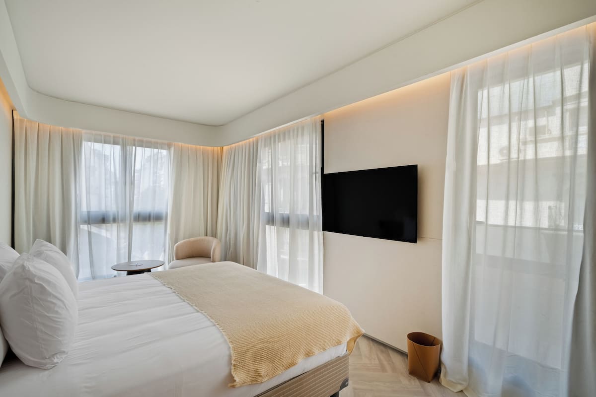Phòng đôi có tầm nhìn toàn cảnh, ban công, quang cảnh thành phố | Bộ đồ giường cao cấp, minibar, két bảo mật tại phòng, bàn