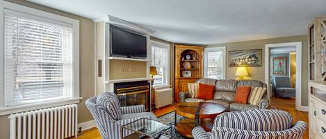TV, fireplace