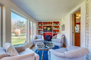 TV, fireplace - Cozy dog-friendly home, fenced yard, gas fireplace, BBQ, wifi, partial a/c, w/d (Dorset)