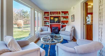 Cozy dog-friendly home, fenced yard, gas fireplace, BBQ, wifi, partial a/c, w/d