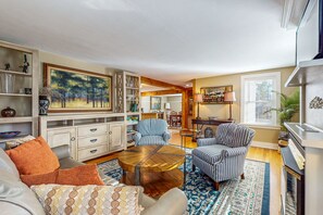 TV, fireplace - Cozy dog-friendly home, fenced yard, gas fireplace, BBQ, wifi, partial a/c, w/d (Dorset)