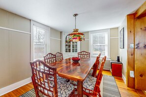 Dining - Cozy dog-friendly home, fenced yard, gas fireplace, BBQ, wifi, partial a/c, w/d (Dorset)