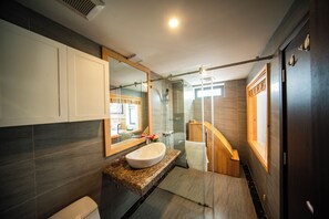 Căn hộ Cao cấp | Phòng tắm | Buồng tắm vòi sen, vòi sen phun mưa, đồ dùng nhà tắm miễn phí 