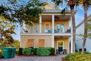 Exterior - Gorgeous coastal home with shared pool and easy beach access (Destin)
