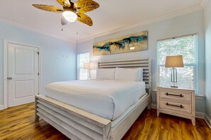 4 bedrooms, Internet, bed sheets - Gorgeous coastal home with shared pool and easy beach access (Destin)