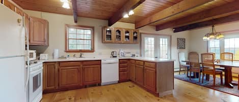 Réfrigérateur, four à micro-ondes, un four, surface de cuisson