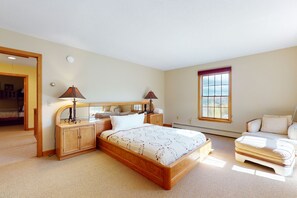 3 bedrooms, iron/ironing board, Internet, bed sheets