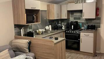 Cabin | Private kitchen | Fridge, microwave, oven, stovetop