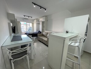 Apartment, Multiple Bedrooms, Accessible, Smoking | Dining room