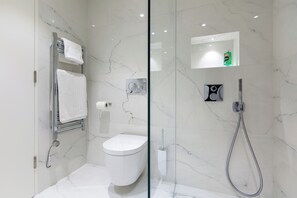 Dusche, Haartrockner, Handtücher, Seife