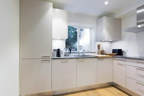 Kühlschrank, Mikrowelle, Ofen, Herdplatte