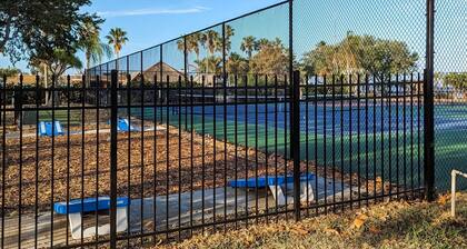 Waterfront condo with community beach, 2 heated pools, hot tub, pickleball, AC