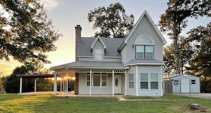 Lakeside Runway Retreat, waterfront kayaks, luxury in the country