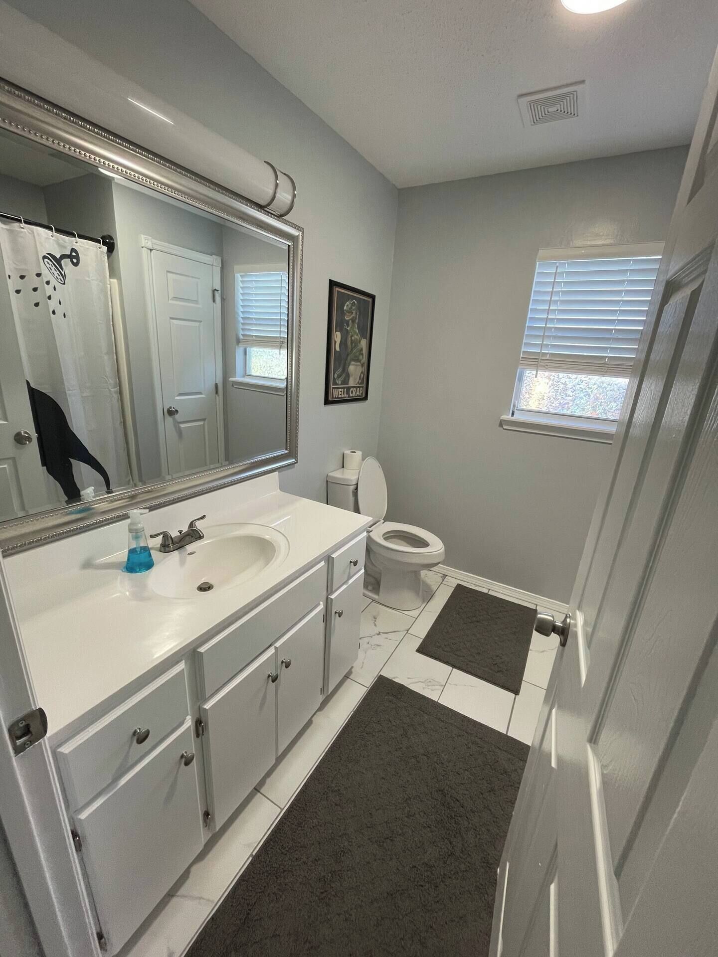 Ducha, secador de pelo, toallas, jabón