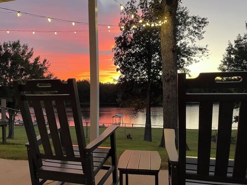 Lakeside Runway Retreat, waterfront kayaks, luxury in the country