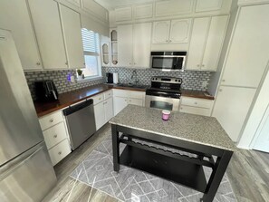 Fridge, microwave, oven, stovetop - Lakeside Runway Retreat, waterfront kayaks, luxury in the country (Hattiesburg)