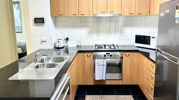 Refrigerador, horno, parrilla de estufa y lavavajillas