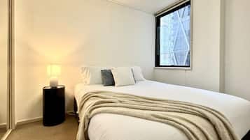 3 habitaciones, escritorio y tabla de planchar con plancha