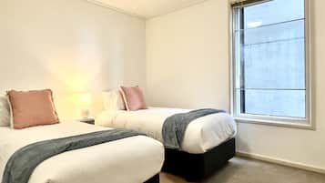 3 Schlafzimmer, Schreibtisch, Bügeleisen/Bügelbrett, Reisekinderbett