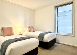 3 makuuhuonetta, työpöytä, silitysrauta/-lauta, vauvan matkasänky