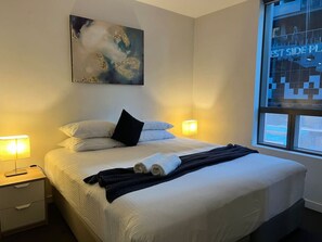 6 عدّة غرف نوم ومكتب ومكواة/لوح كي وسرير سفر