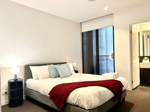 6 habitaciones, escritorio y tabla de planchar con plancha