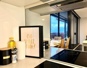 ثلاجة، ميكروويف، فرن، موقد طهي مسطح