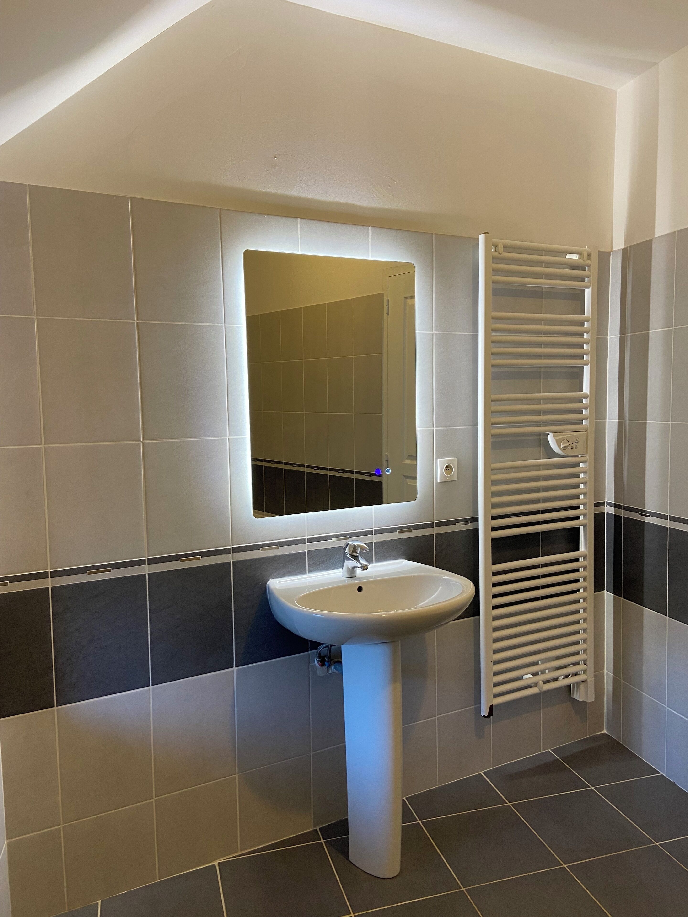 Sèche-cheveux, serviettes fournies, papier toilette