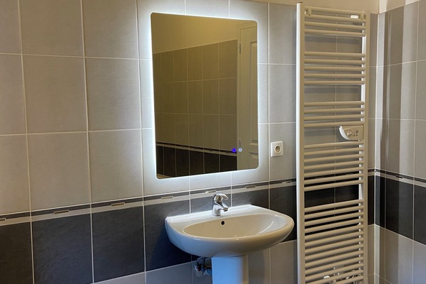Sèche-cheveux, serviettes fournies, papier toilette