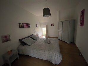 3 soverom, strykejern/-brett, reiseseng for barn og wi-fi (inkludert)