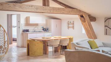 Deluxe Apartment, Park View | Living area