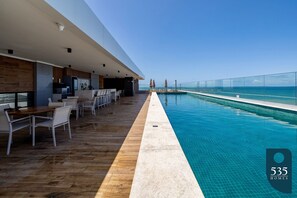 Pool - Apartment on the building with a rooftop pool (Salvador)